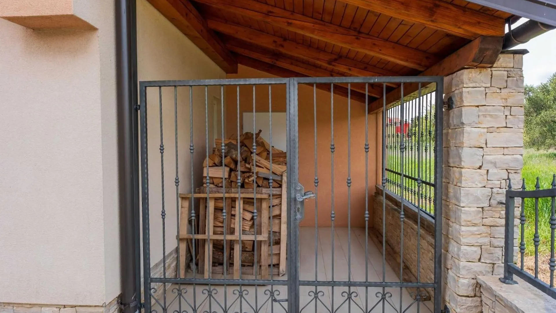 Charming Three Bedroom House Turanj 0*,