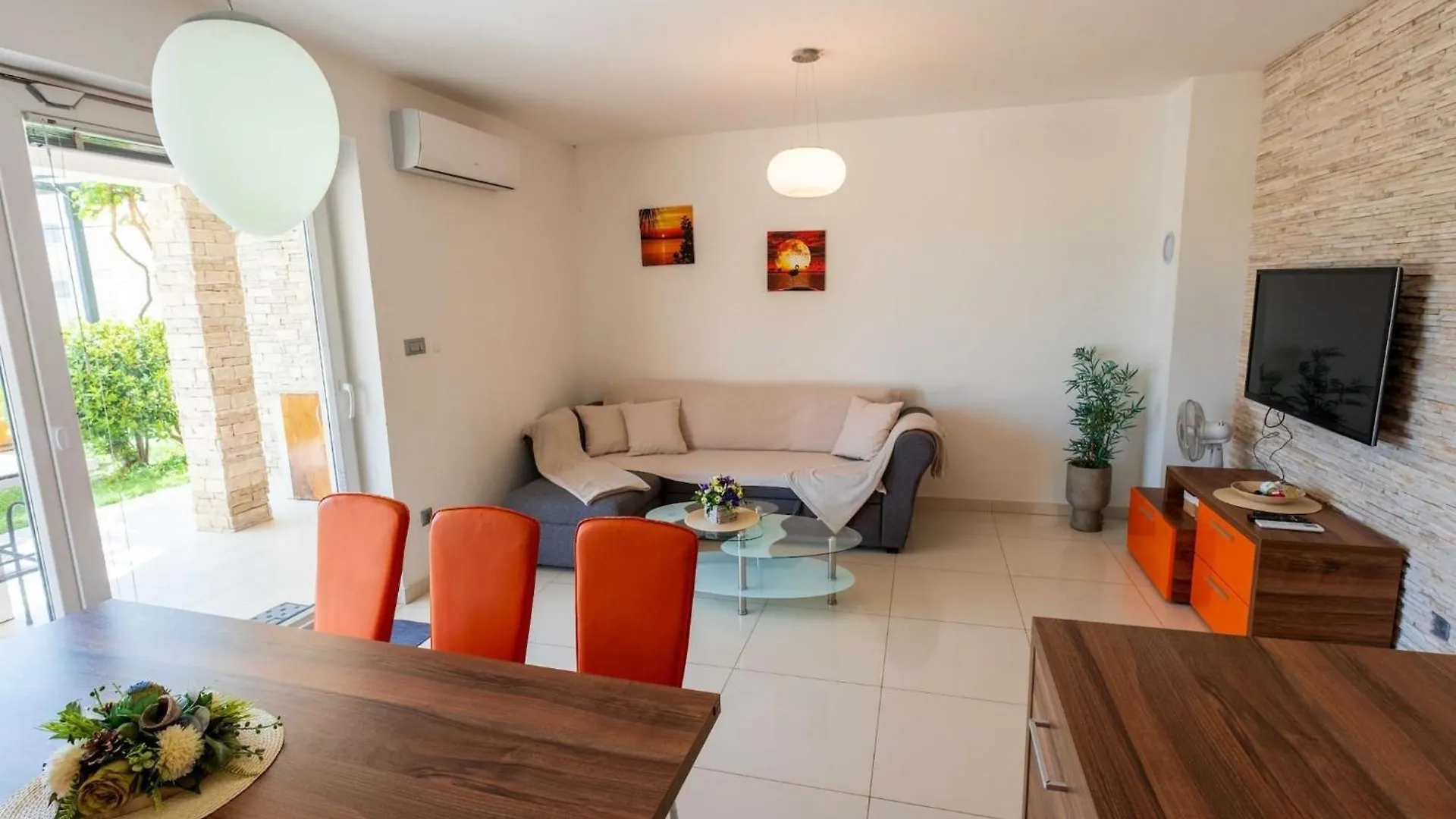 Charming Three Bedroom House Turanj Ferienhaus